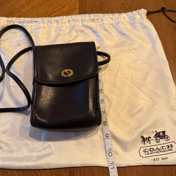 Vintage Coach black leather 1990s crossbody scooter bag with turn lock closure - Picture 4 of 6